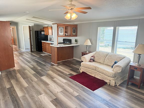 5th image of 37 Village Ct