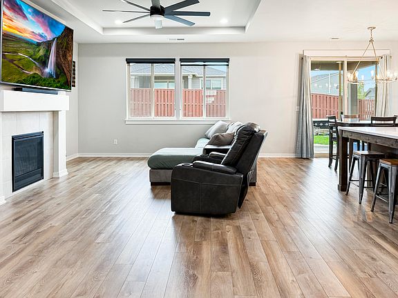 3rd image of 1056 NE Henry Dr