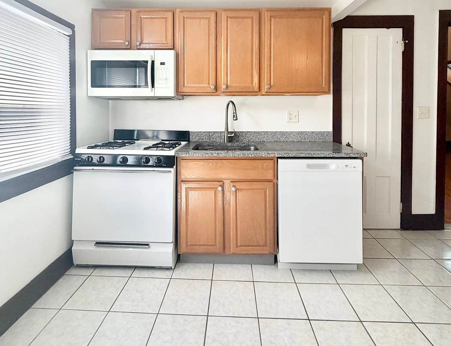 2 bed, 800 sqft, $2,050 — Photo 1