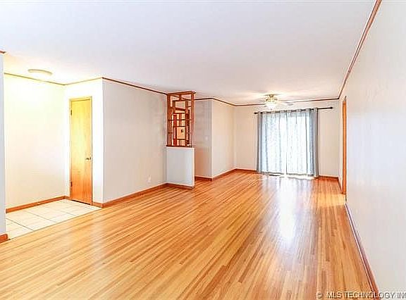 Tiled entry w/ coat closet