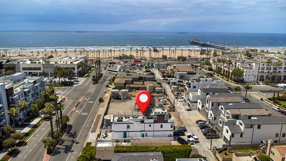 Photo 2 of 27 - 227 1st St #3 - Huntington Beach, CA Building Photo - 227 1st St #3