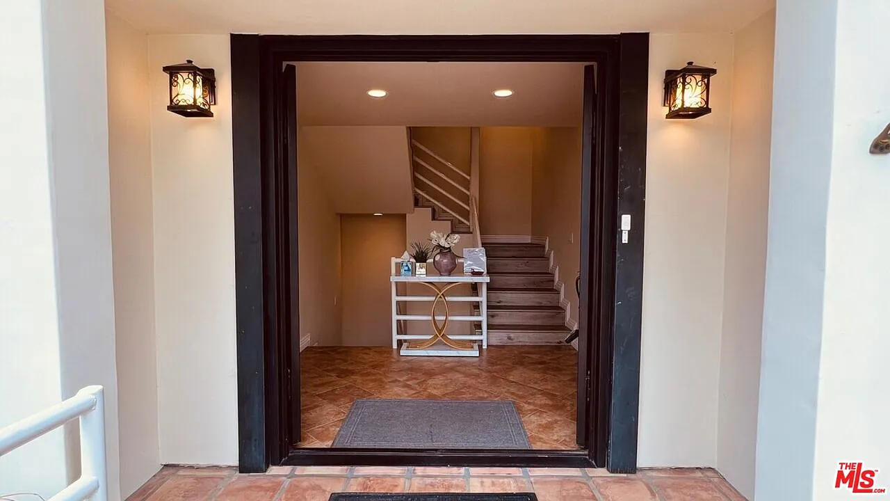 3 bed, 4.0 bath, 2881 sqft, $7,295 — Photo 2