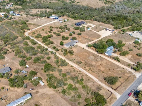 470 Country Acres Dr, Seguin, TX 78155