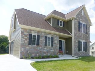 1407 Red Oak Dr, Hartford, WI 53027