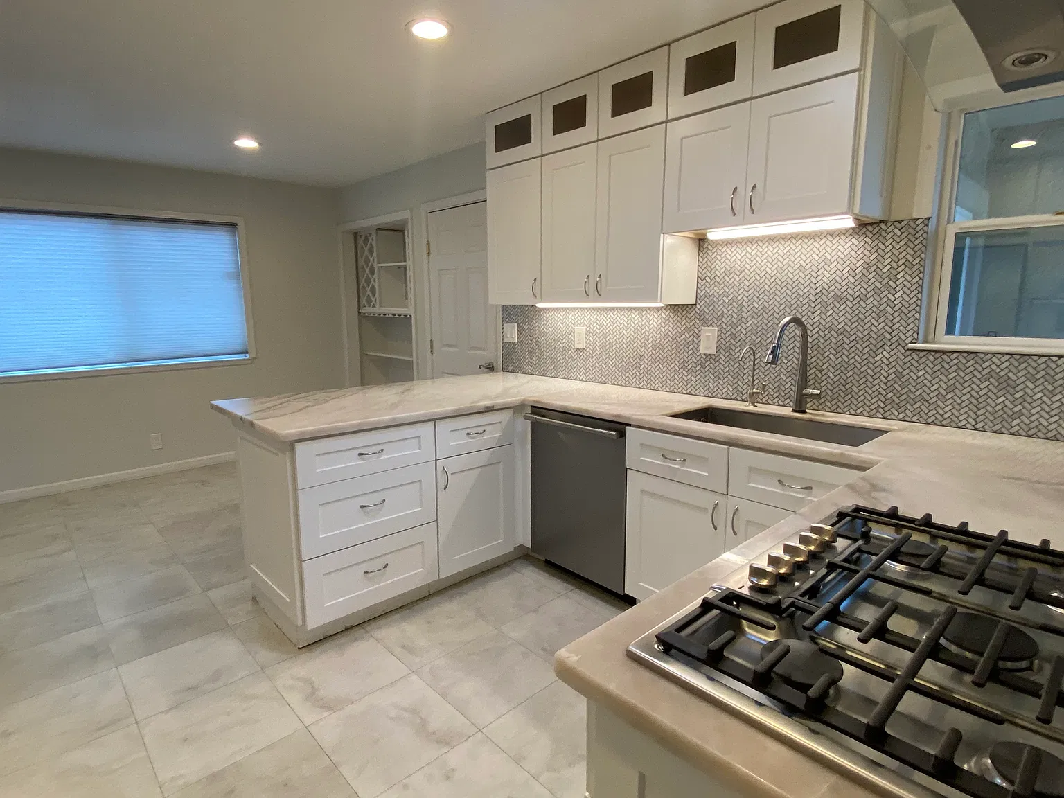 4 bed, 1603 sqft, $4,400 — Photo 2