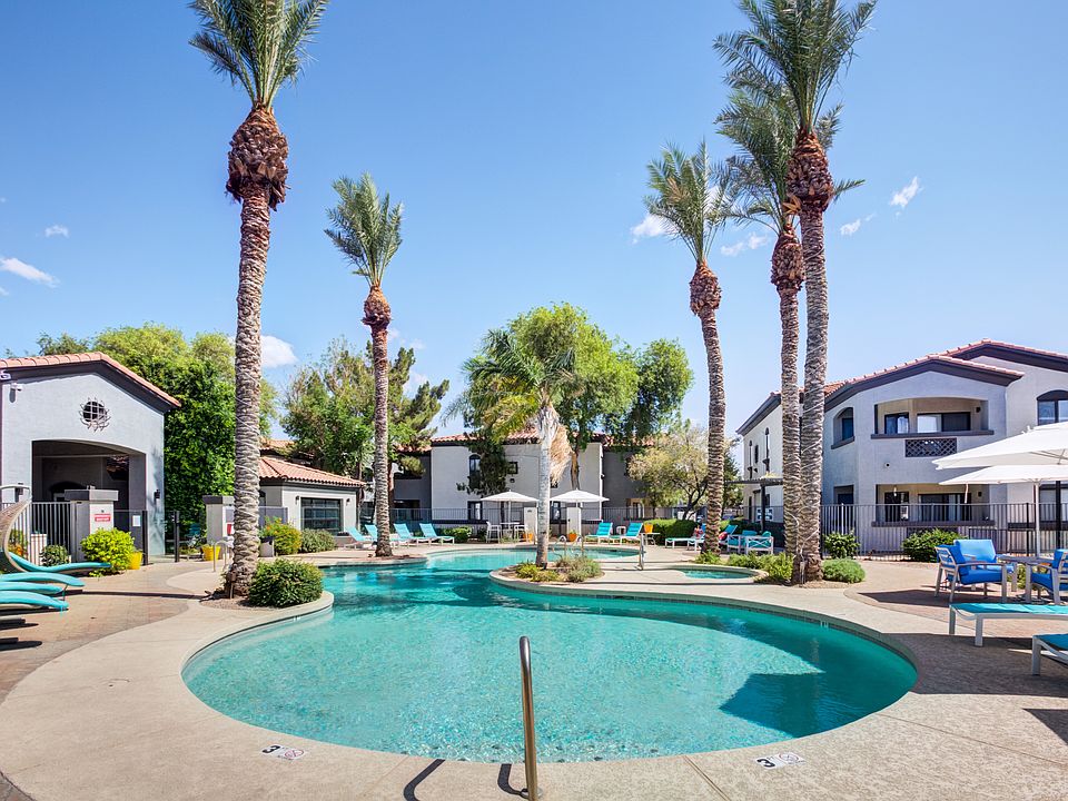 Resort Style Pool & Sun Deck