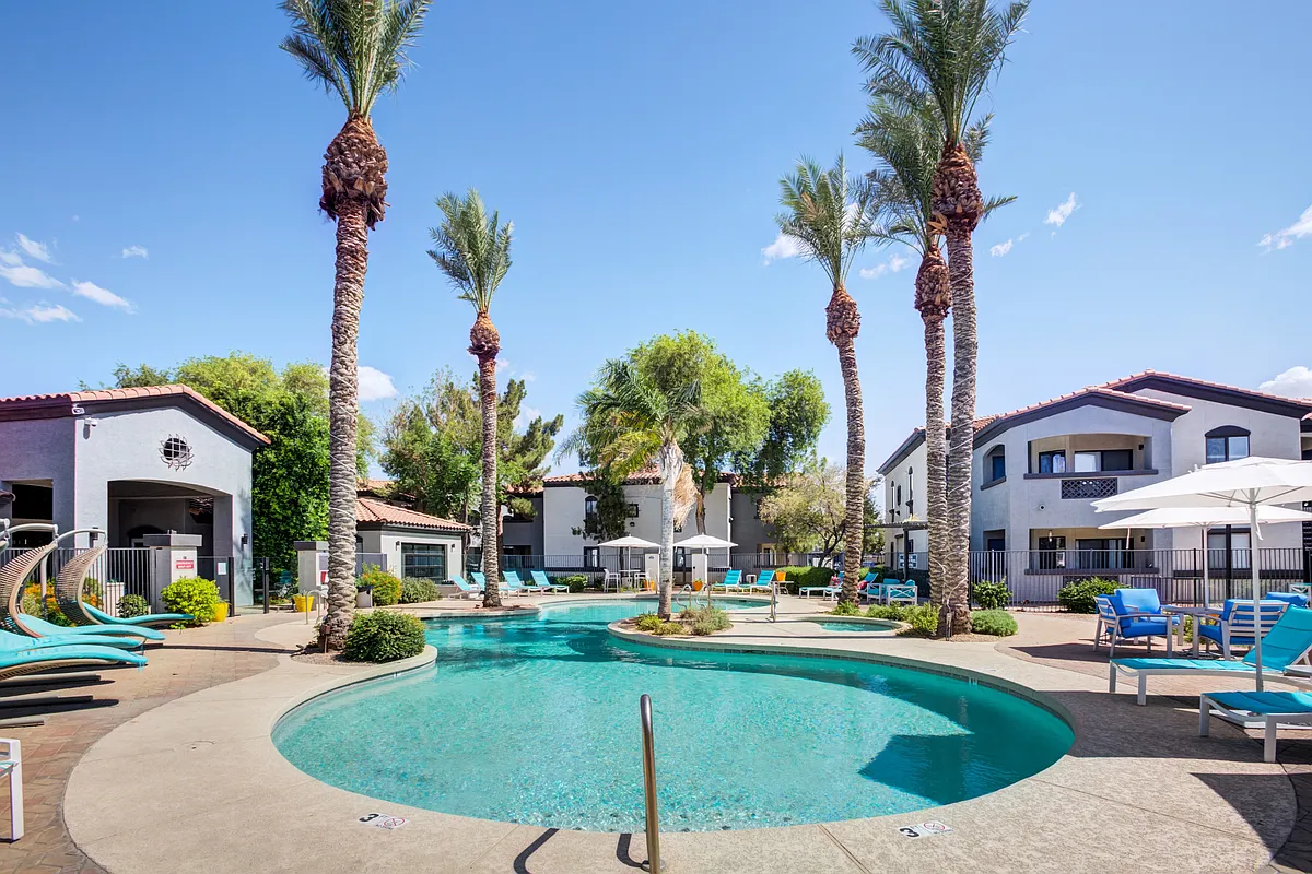 Resort Style Pool & Sun Deck - Estrella Gateway