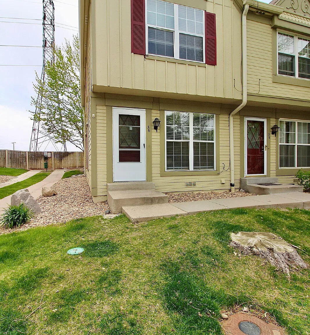 2BD/2.5BA End Unit Townhome — Photo 2