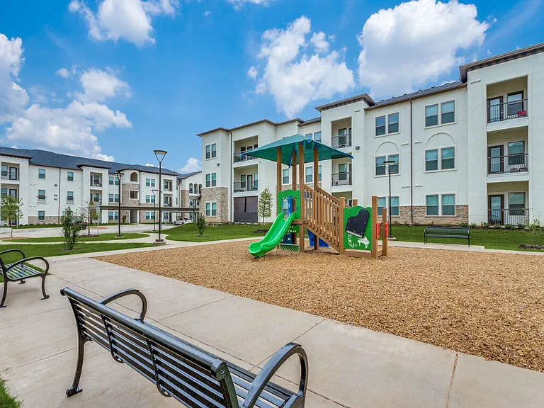 2350 E Berry St — Photo 24
