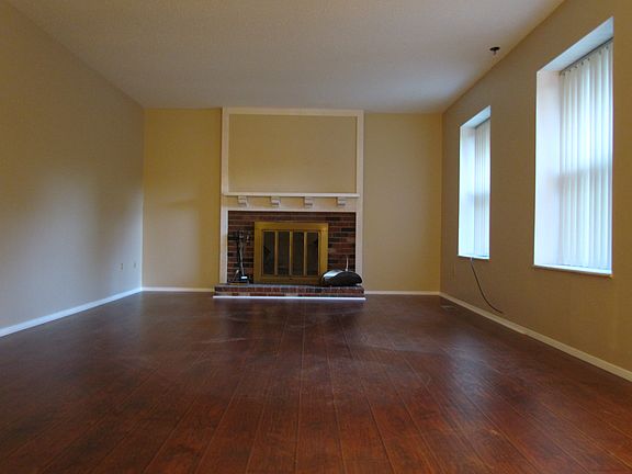 Living room w/fireplace