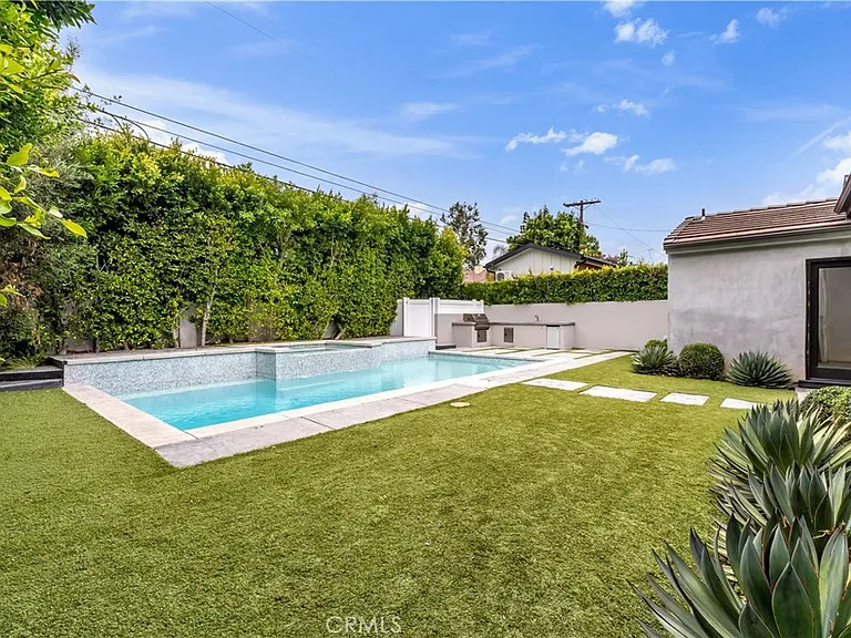 4925 Nagle Ave — Photo 37