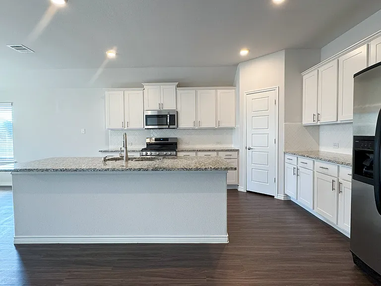 905 Berry St — Photo 6