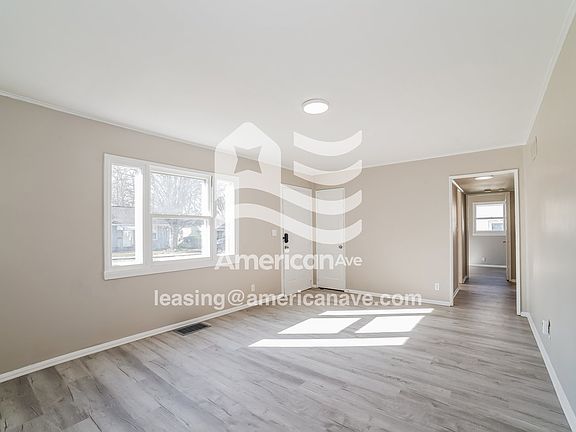 1346354_004_wm_-_living_room_13583920.jpg