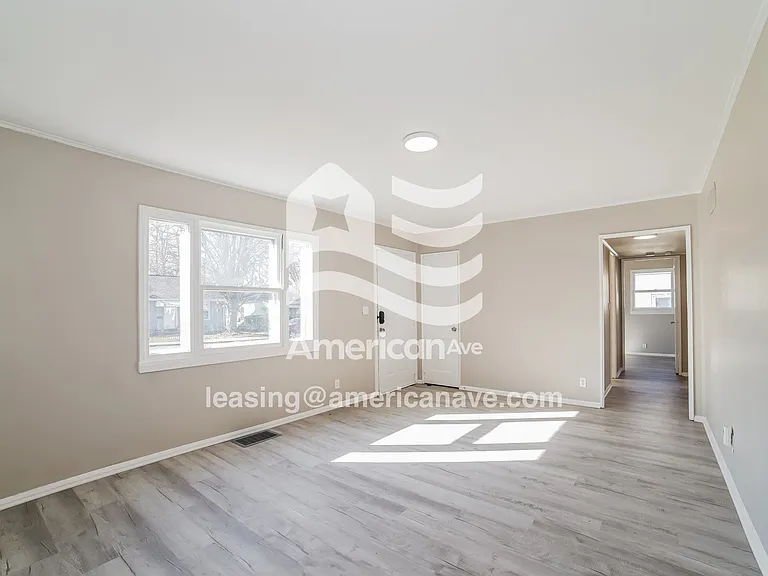 1346354_004_wm_-_living_room_13583920.jpg