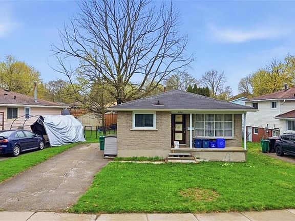 3rd image of 402 Midwood Cres