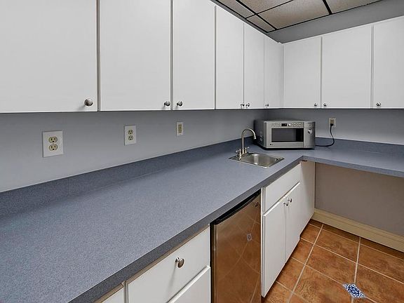 5th image of 330 Clematis St