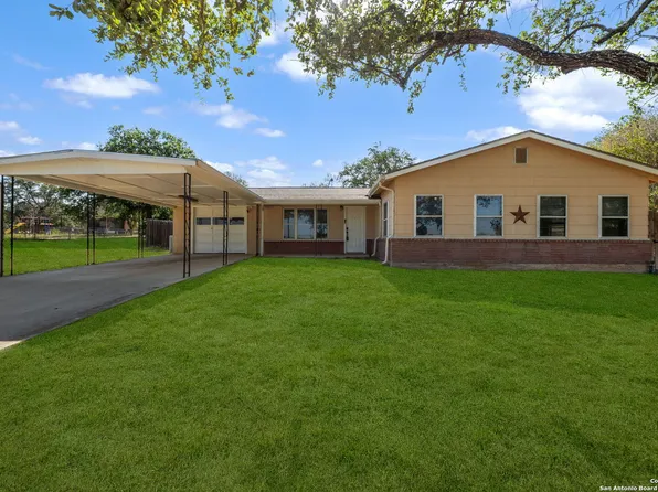 1400 windy knoll, Devine, TX 78016