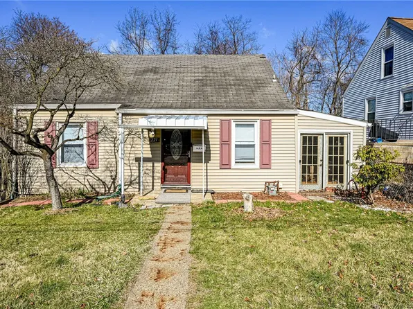 221 Seneca Dr, New Kensington, PA 15068