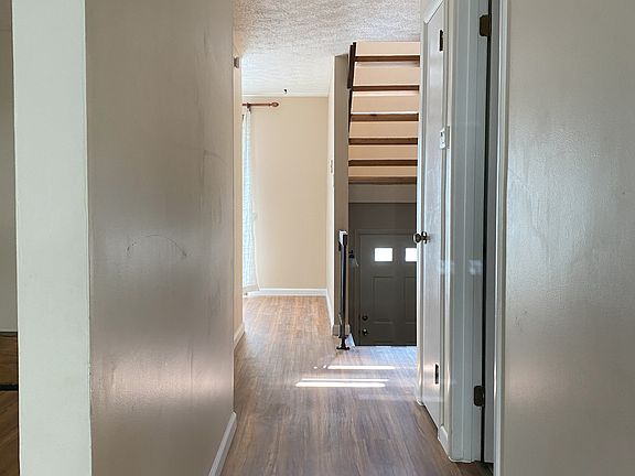 4th image of 1505 Harewood Sq