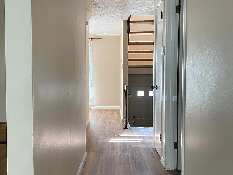 1505 Harewood Sq — Photo 4