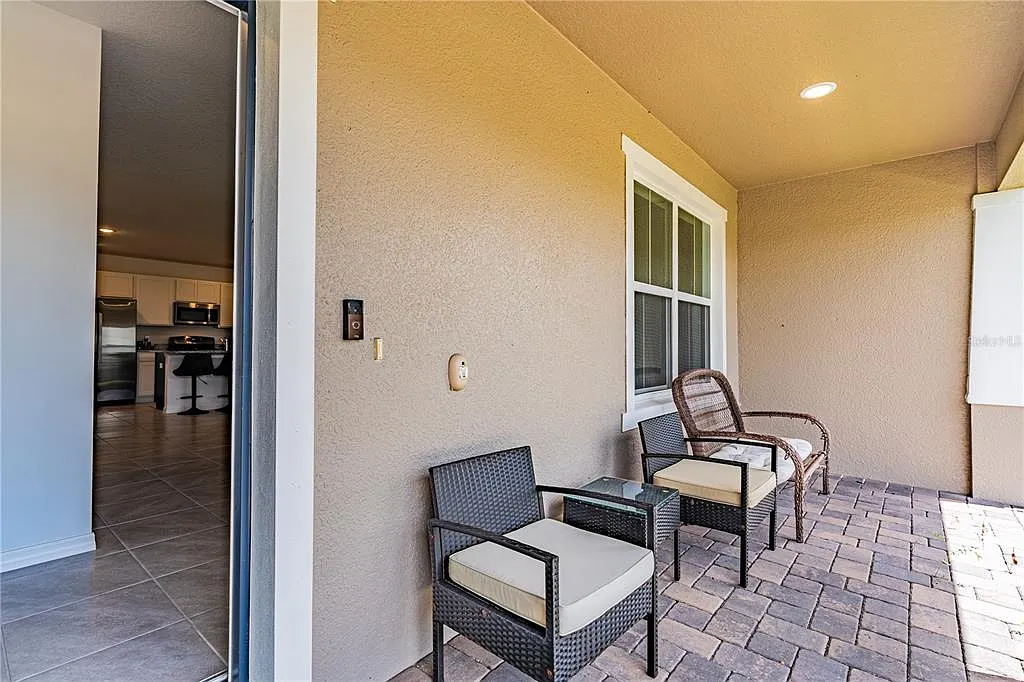3 bed, 2.5 bath, 1409 sqft, $2,350 — Photo 3