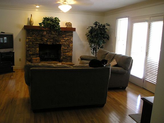 3rd image of 608 Live Oak Ct