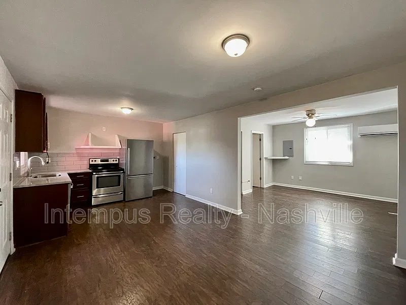 910 Shelby Ave — Photo 1