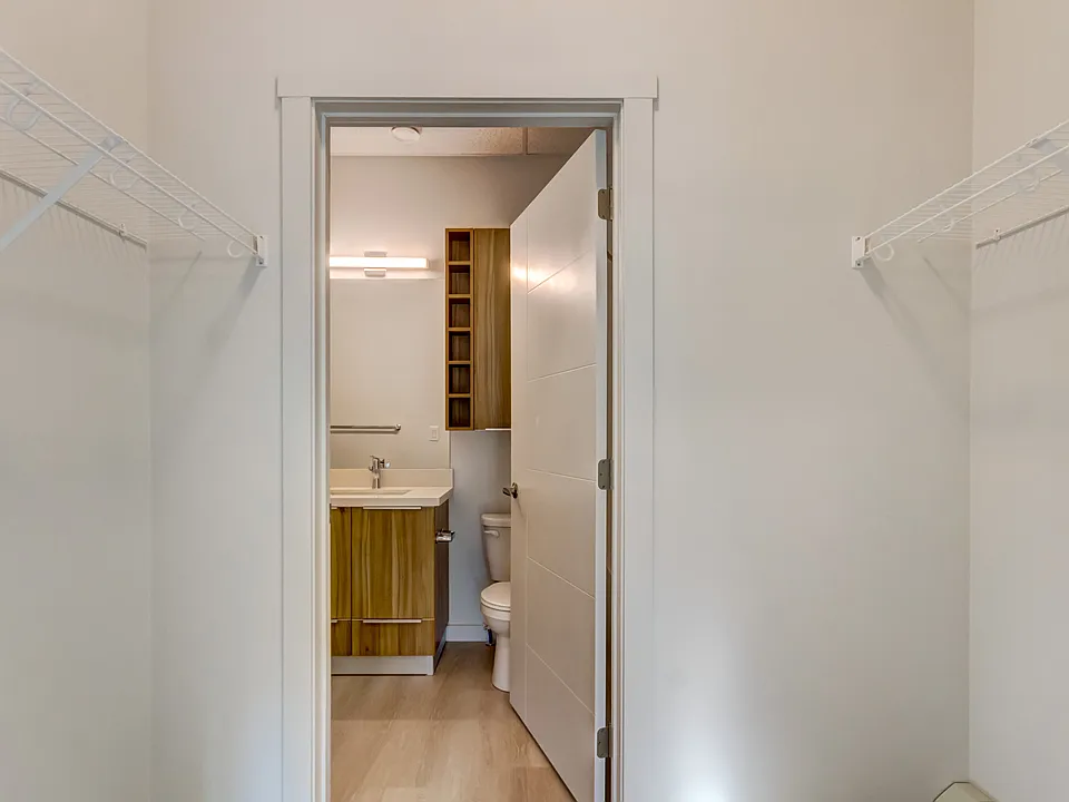WALK-IN CLOSET