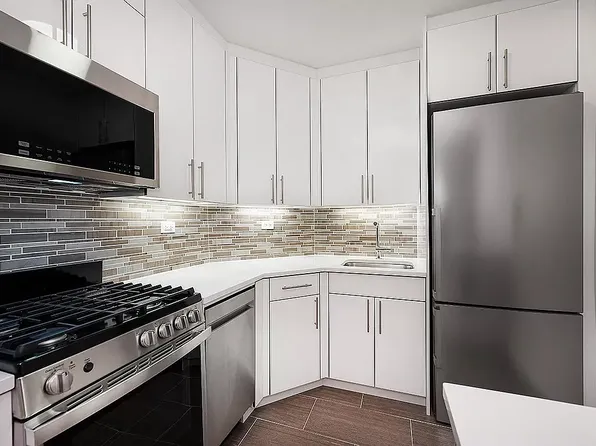 300 East 40th Street image 2 of 7