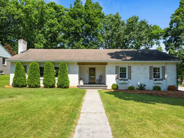905 Oak Dr, Christiansburg, VA 24073