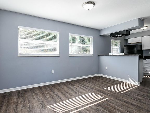 3rd image of 28 E Hammon Dr