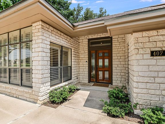 3rd image of 407 Lake Point Dr.