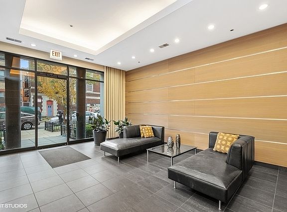 2nd image of 550 W Wellington Ave APT 8W