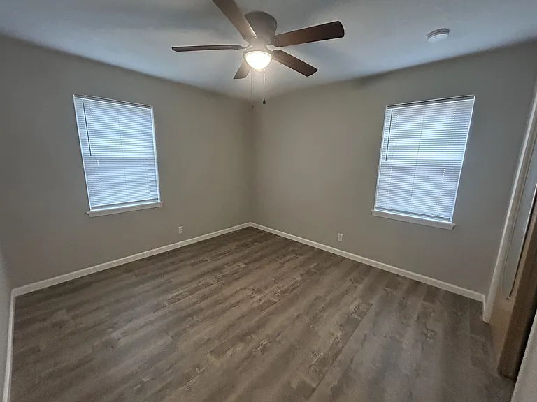 Hall Bedroom
Dimensions 10'9" x 11'8"