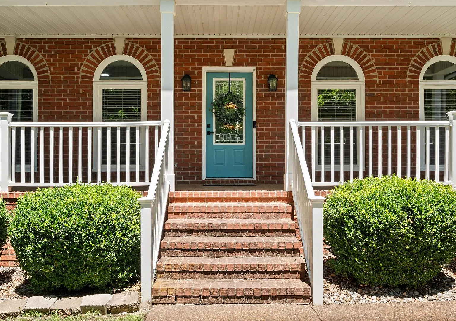 Gorgeous 4BR/3.5 BA brick home in The Oaks of Smyrna! Lawncare included! — Photo 3