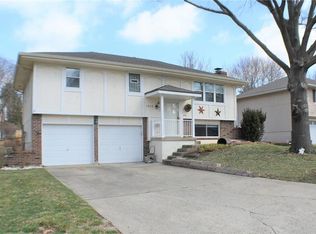 1914 SW Ensley Ln, Lees Summit, MO 64081