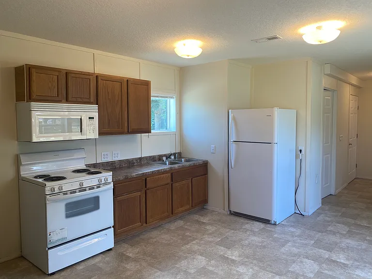 17020 Meridian Blvd — Photo 6