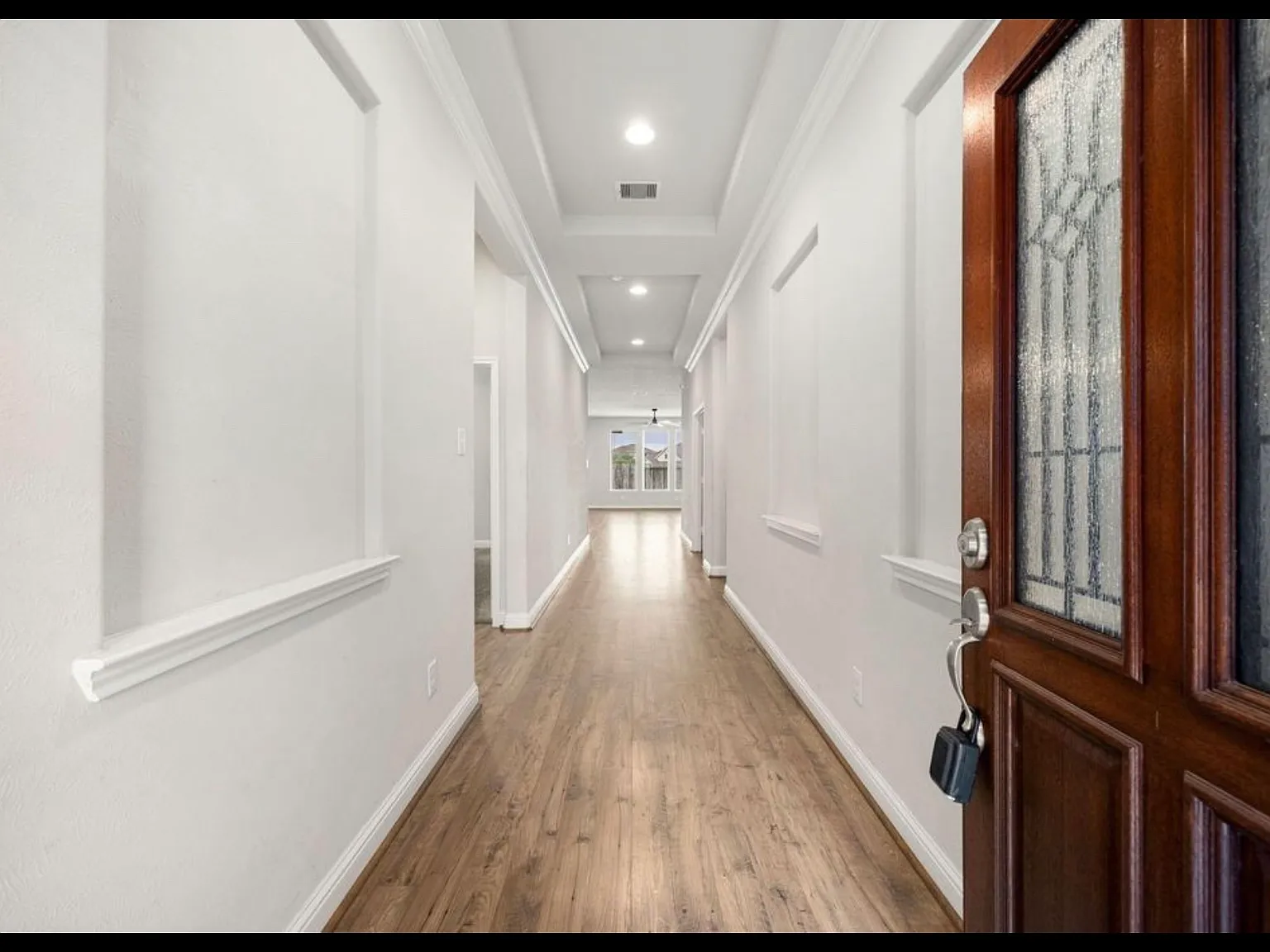 3 bed, 2.5 bath, 2090 sqft, $2,224 — Photo 2