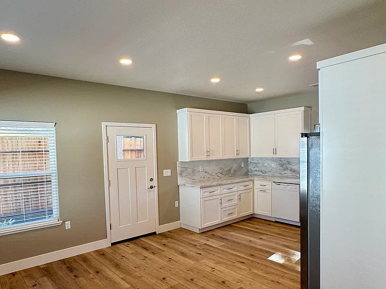 1307 Cahill Ave — Photo 2