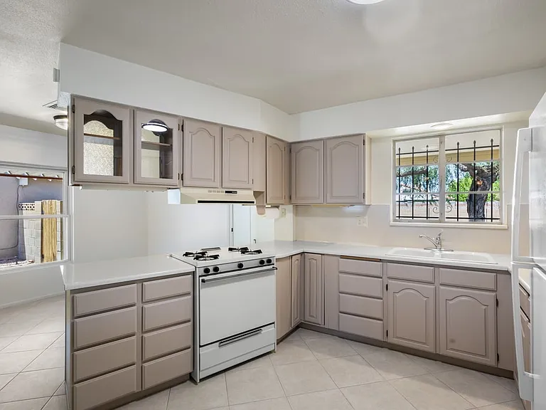 5742 N 12th Pl #5742 N 12TH — Photo 4