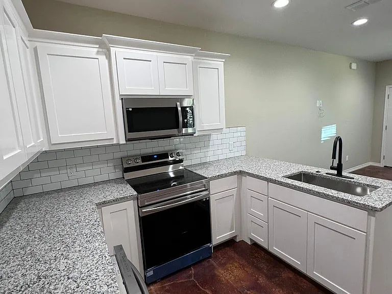 1302 Silver Falls Rd #101 — Photo 4
