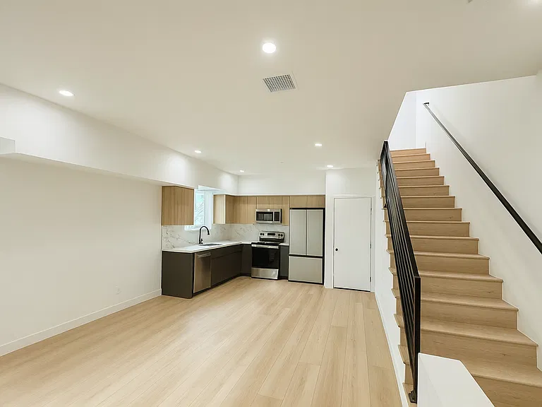 N Kingsley Dr — Photo 7