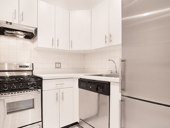 3rd image of 150 W 58th St APT 5C