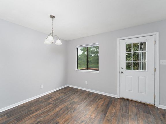 5th image of 1321 Airport Dr APT F-8