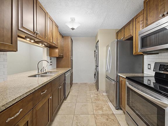 3rd image of 1915 Augusta Dr APT 43