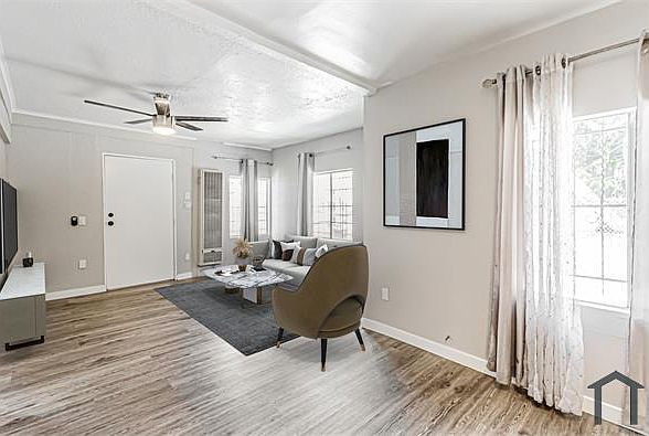 1st image of 810 W 42nd Pl #810