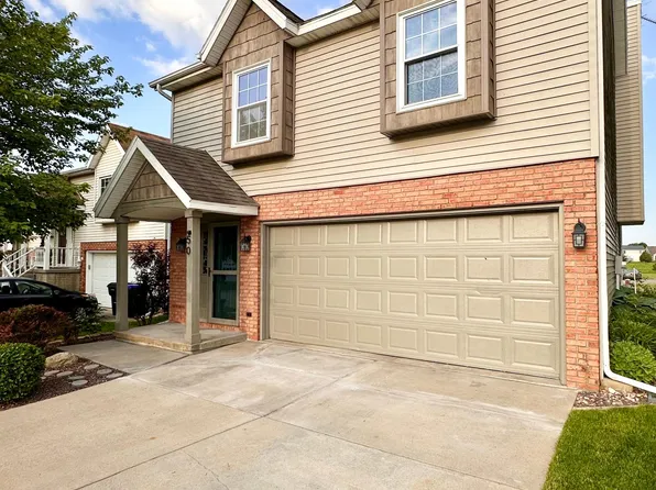 50 Parkshores Dr, Bloomington, IL 61701