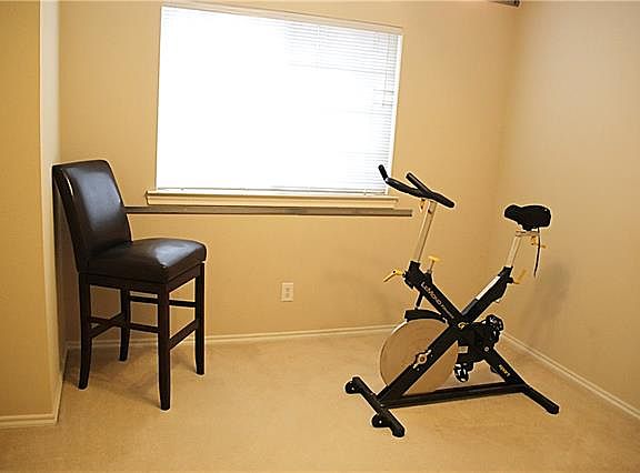 5th image of 935 Highgate Dr