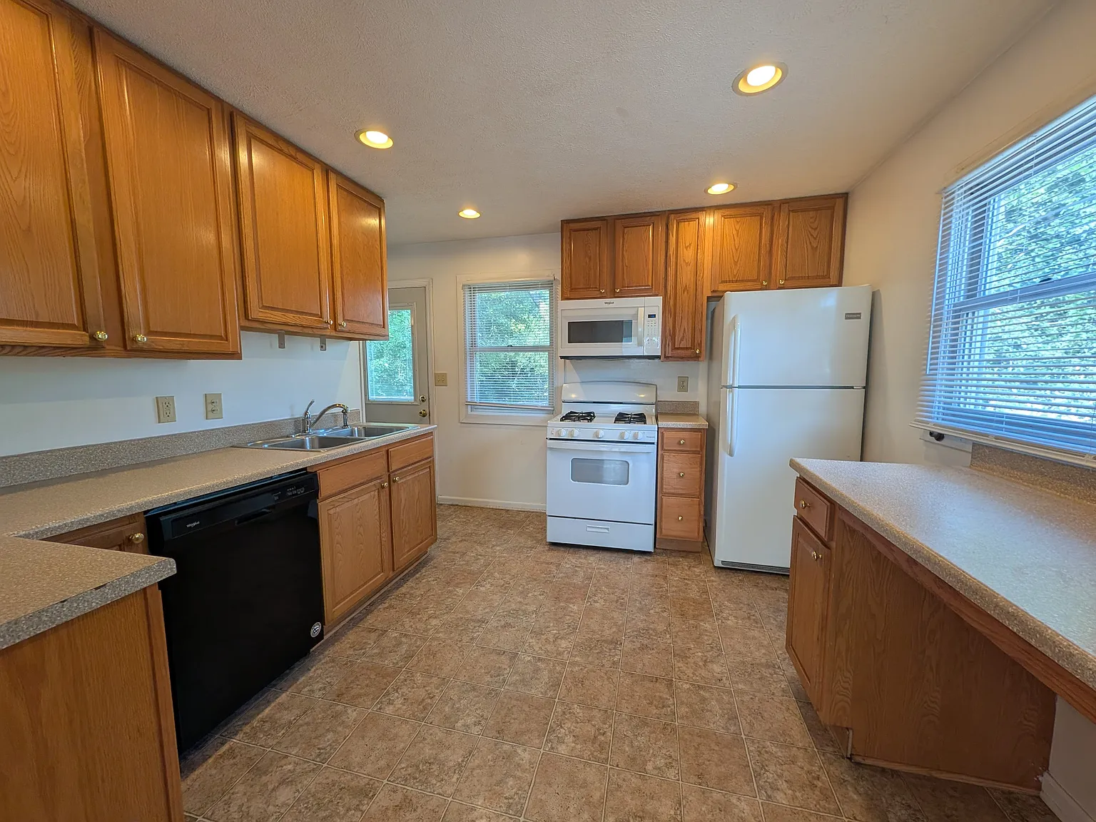 5 bed, $4,250 — Photo 4