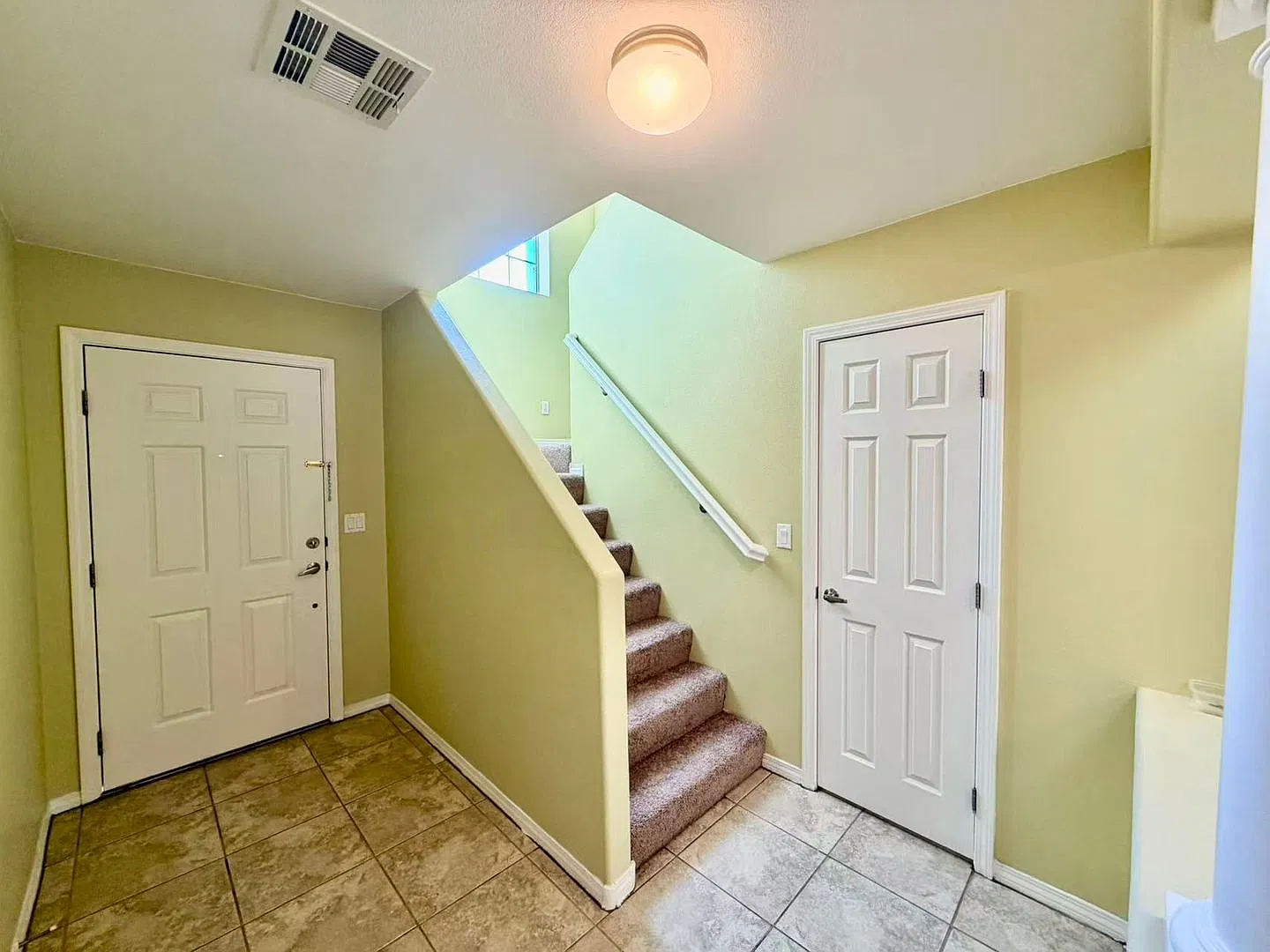 Beautiful 2 story home with 3 bedrooms — Photo 2